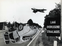 406541 Afbeelding van een over de kop geslagen auto op de Amersfoortseweg bij Soestbergen, met een overvliegende ...